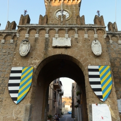 La porta urbana del borgo di Castel Sant'Elia