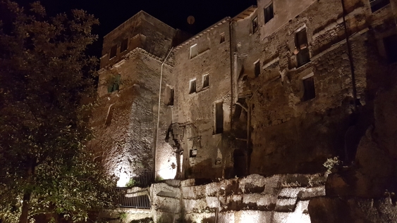 Una via del borgo di Faleria di sera