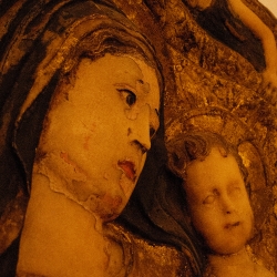 Bassorilievo della Madonna col Bambino e Angeli