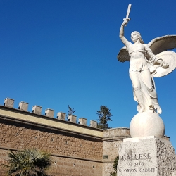 Statua ai caduti davanti al Palazzo Ducale